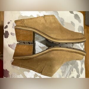 LL bean suede clogs. Very nice condition. There’s a few scuffs on the toes.